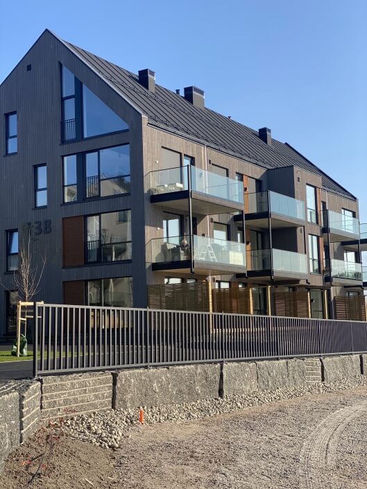 Pro-Evo stolpefritt glassrekkverk montert på terrassene ved Bruket Brygge prosjektet i Gressvik. I tillegg, ser man Zen Gjerde montert på bakkenivå.